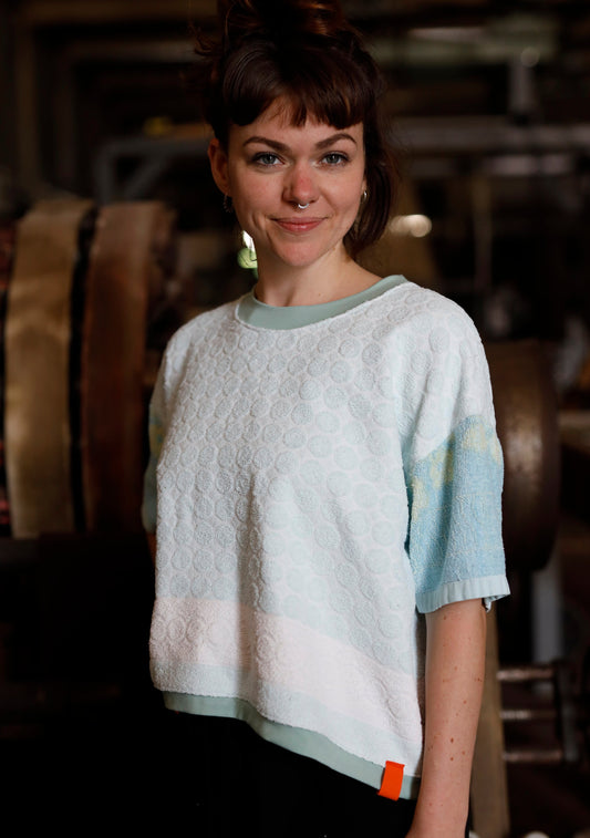 Camiseta unisex Upcycling lunares azul hielo, talla M