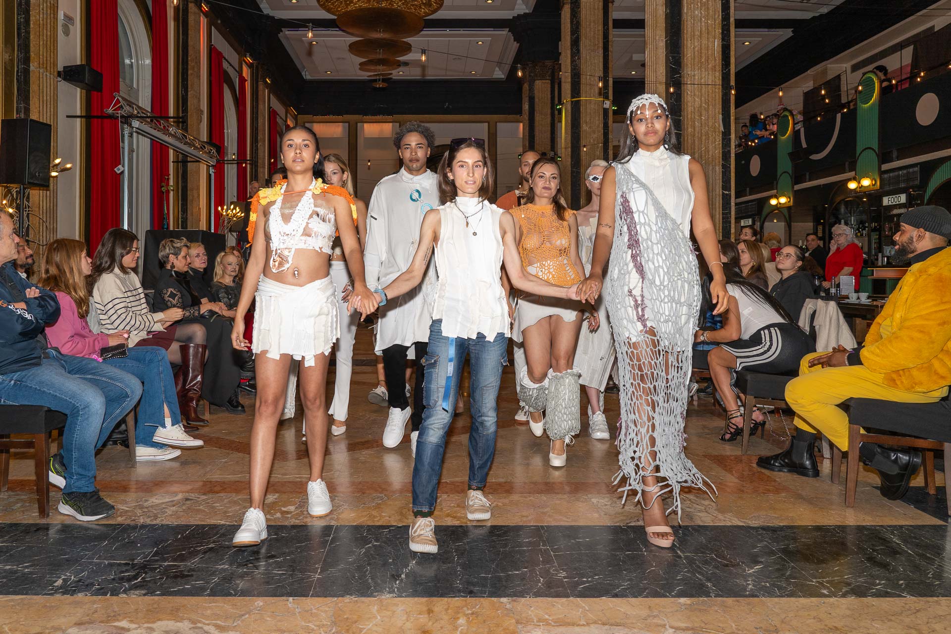 Video laden: Collection X - at Sustainable Fashion Fest Barcelona 2024